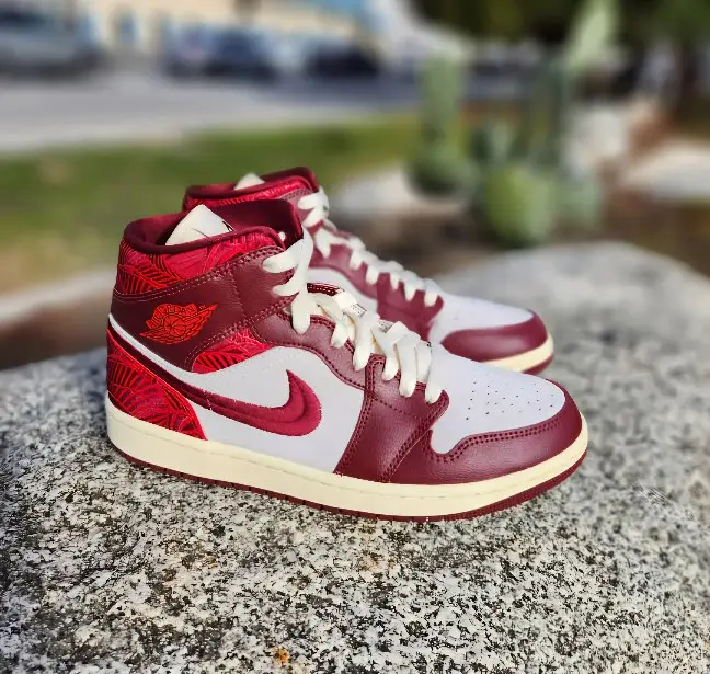 Air Jordan 1 Mid SE "Tiki Leaf"